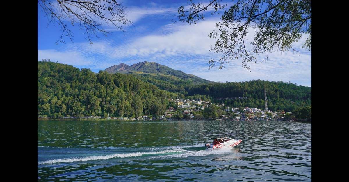 Telaga Sarangan: Spot "Lake Como" Viral di Magetan