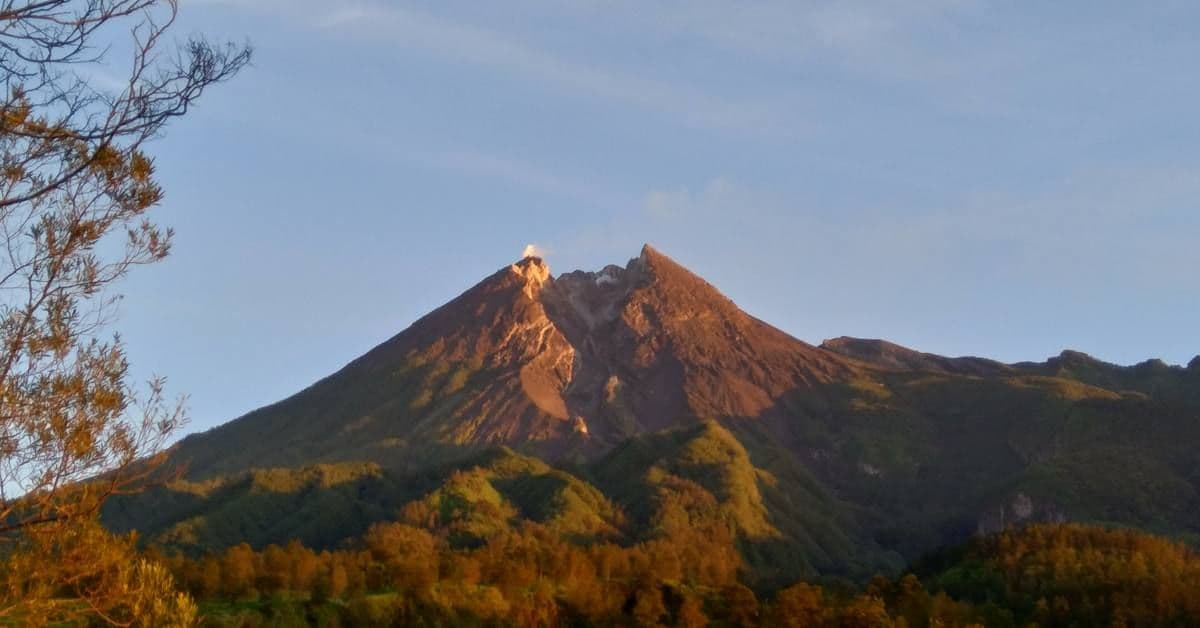 Gunung Merapi Siaga: 8 Kali Guguran Lava Meluncur 2 Km