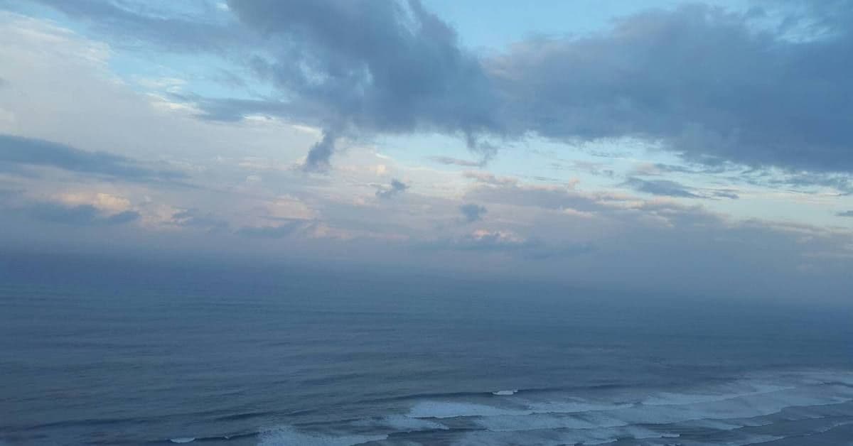 Peringatan Gelombang Tinggi 4 Meter dan Banjir Rob di 10 Provinsi